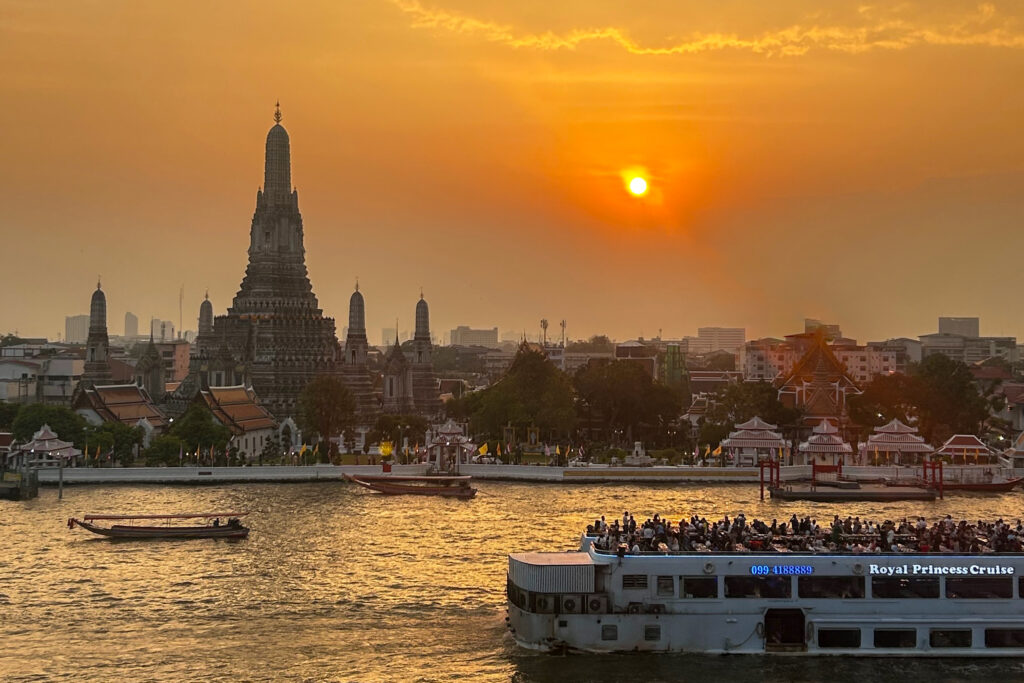 Bangkok Travel Guide: Wat Arun at the sunset